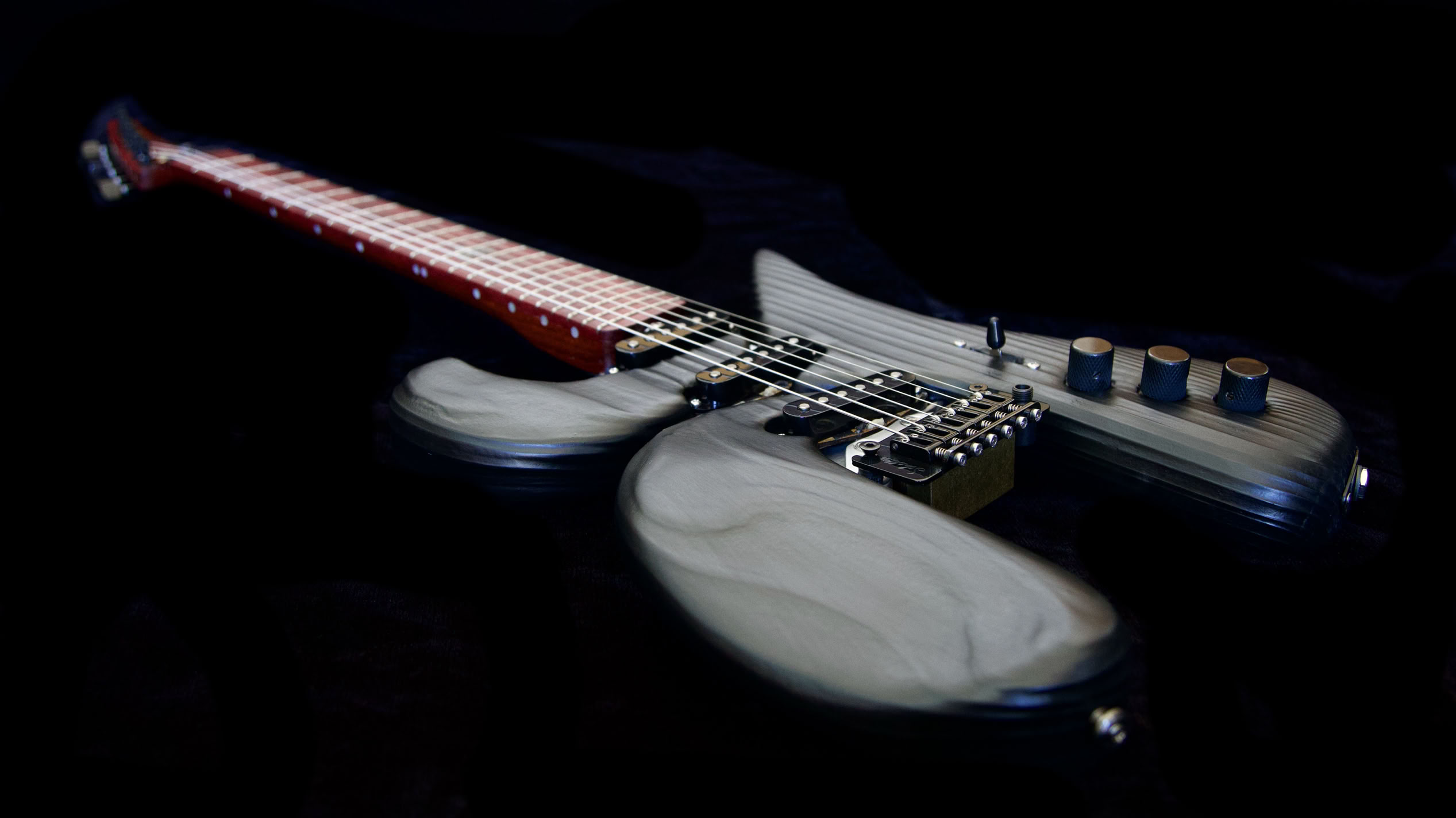 Ergonomic electric Loerie guitar by John Soderlund